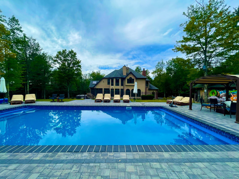 7 Bedrooms, 16 acres, Theater, pool, 12 person Hot Tub, Sleeps 22 